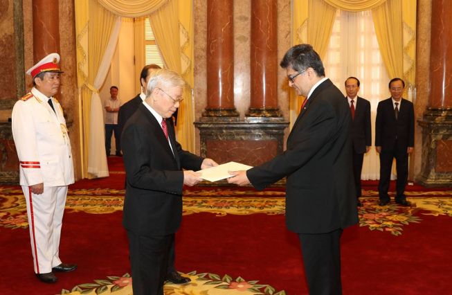 Presenting the Letters of Credence of H.E. Vahram Kazhoyan, Ambassador Extraordinary and Plenipotentiary of the Republic of Armenia to the Socialist Republic of Vietnam to the President of the Socialist Republic of Vietnam H.E. Nguyen Phu Trong