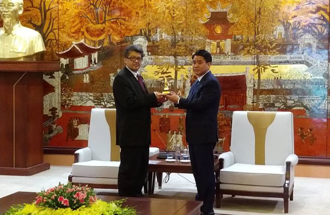 Meeting between the Ambassador of the Republic of Armenia to the Socialist Republic of Vietnam Vahram Kazhoyan and the Chairman of the Hanoi City People's Committee (City Mayor) Nguyen Duc Chung.