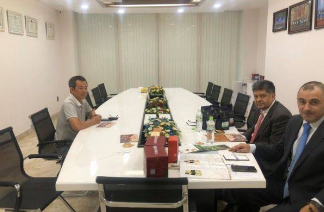 ՎՍՀ-ում Հայաստանի Հանրապետության դեսպան Վահրամ Կաժոյանի և ԼԱՄԱՆՏ սուրճ արտադրող ընկերության նախագահ Թայ Նհու Հիեպի միջև հանդիպում:
