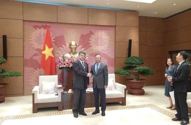 Meeting between the Ambassador of the Republic of Armenia to Vietnam Vahram Kazhoyan and Chairman of the Vietnam-Armenia Parliamentary Friendship Group Nguyen Manh Tien.
