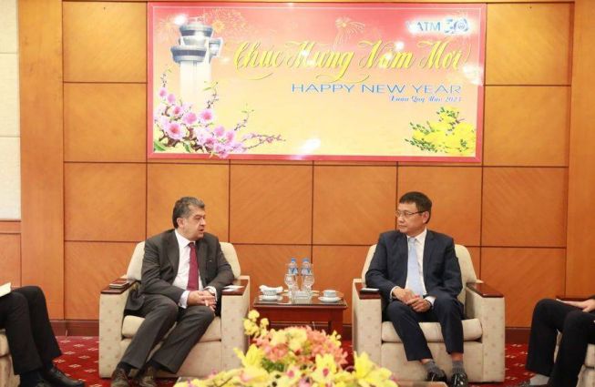 ՎՍՀ-ում ՀՀ դեսպան Վահրամ Կաժոյանի հանդիպումը Վիետնամի ավիացիոն բիզնեսի ասոցիացիայի և Վիետնամի օդային հաղորդակցության կառավարման ընկերության նախագահ Ֆամ Վիետ Ձունգի հետ: