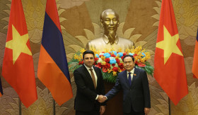 NA Speaker Alen Simonyan Meets with Vietnamese NA Speaker Tran Thanh Mạnh