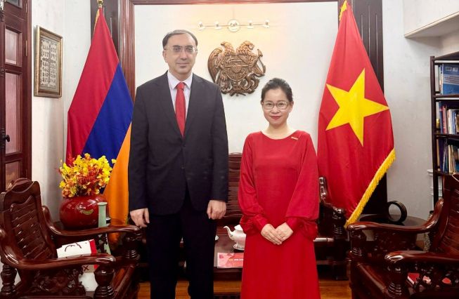 Meeting of the Armenian Ambassador with the Deputy Director of the ROX Group Company